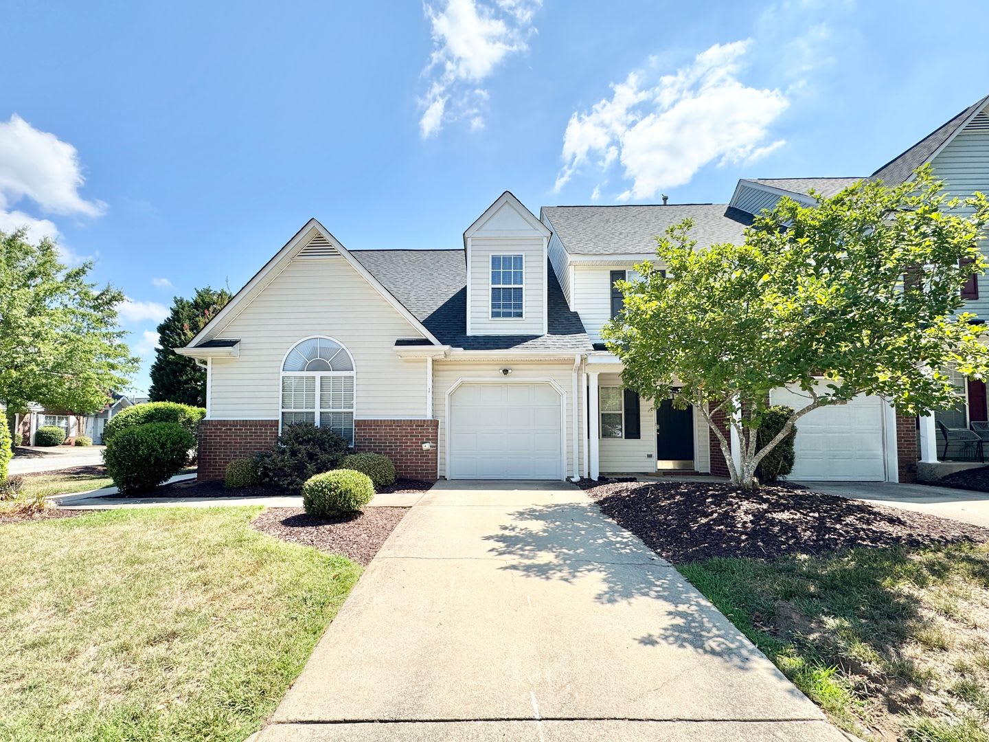 Updated 2 Bedroom with Loft & Neighborhood Pool! – photo 1