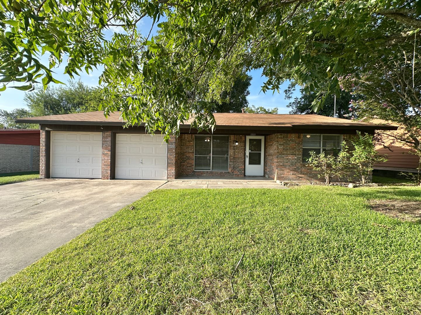 Price Drop + 1/2 Off 1st Months Rent! Small Pets Accepted! – photo 1
