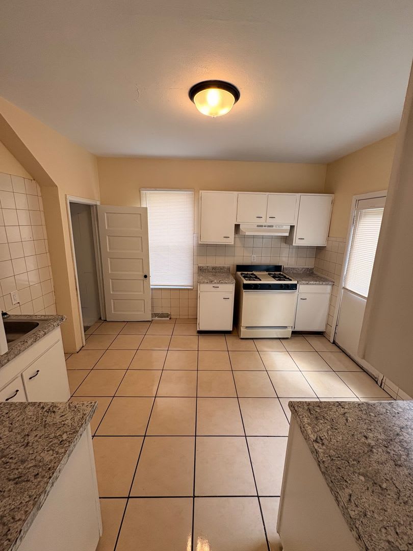 3 Bedroom House with Laundry Hookups – photo 1