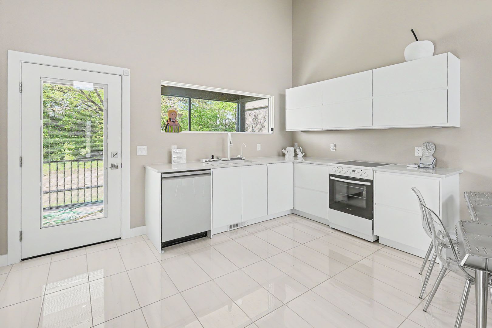 Rent 2 Bed Unit – photo 1