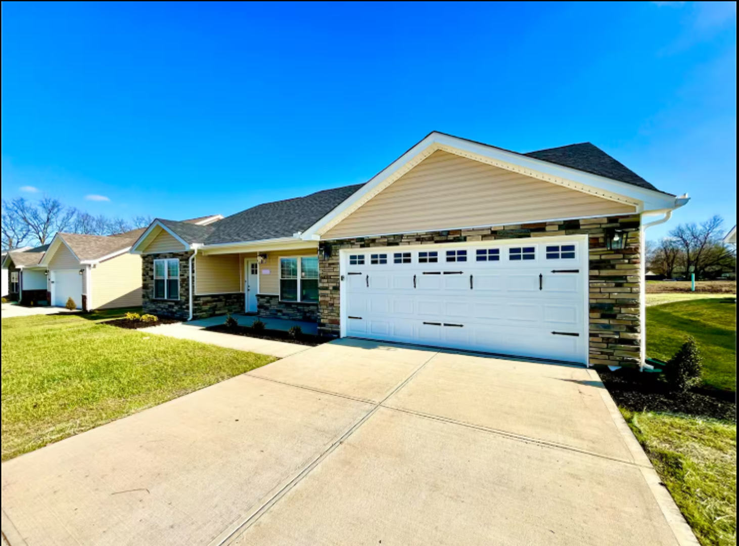 Vibrant 4 Bedroom Getaway With Hot Tub – photo 1 of 270