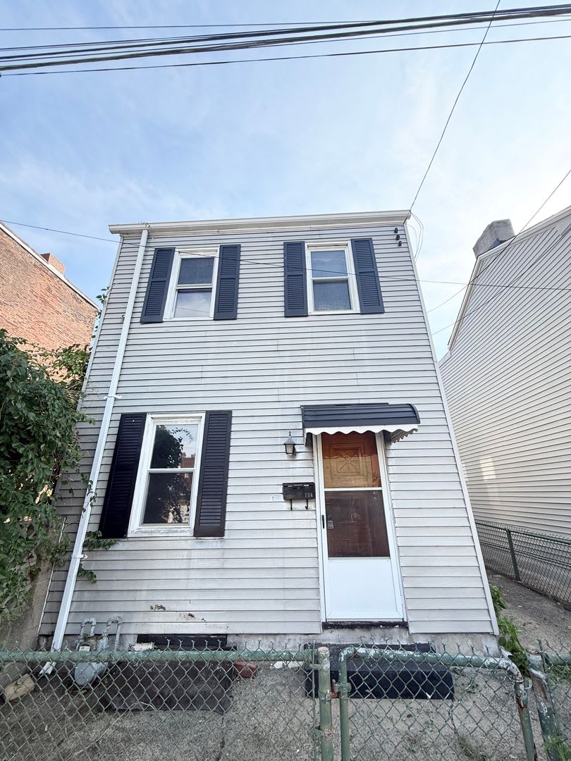 One or 2 bedroom, 1 bathroom home with a den in the heart of Lawrenceville. – photo 1