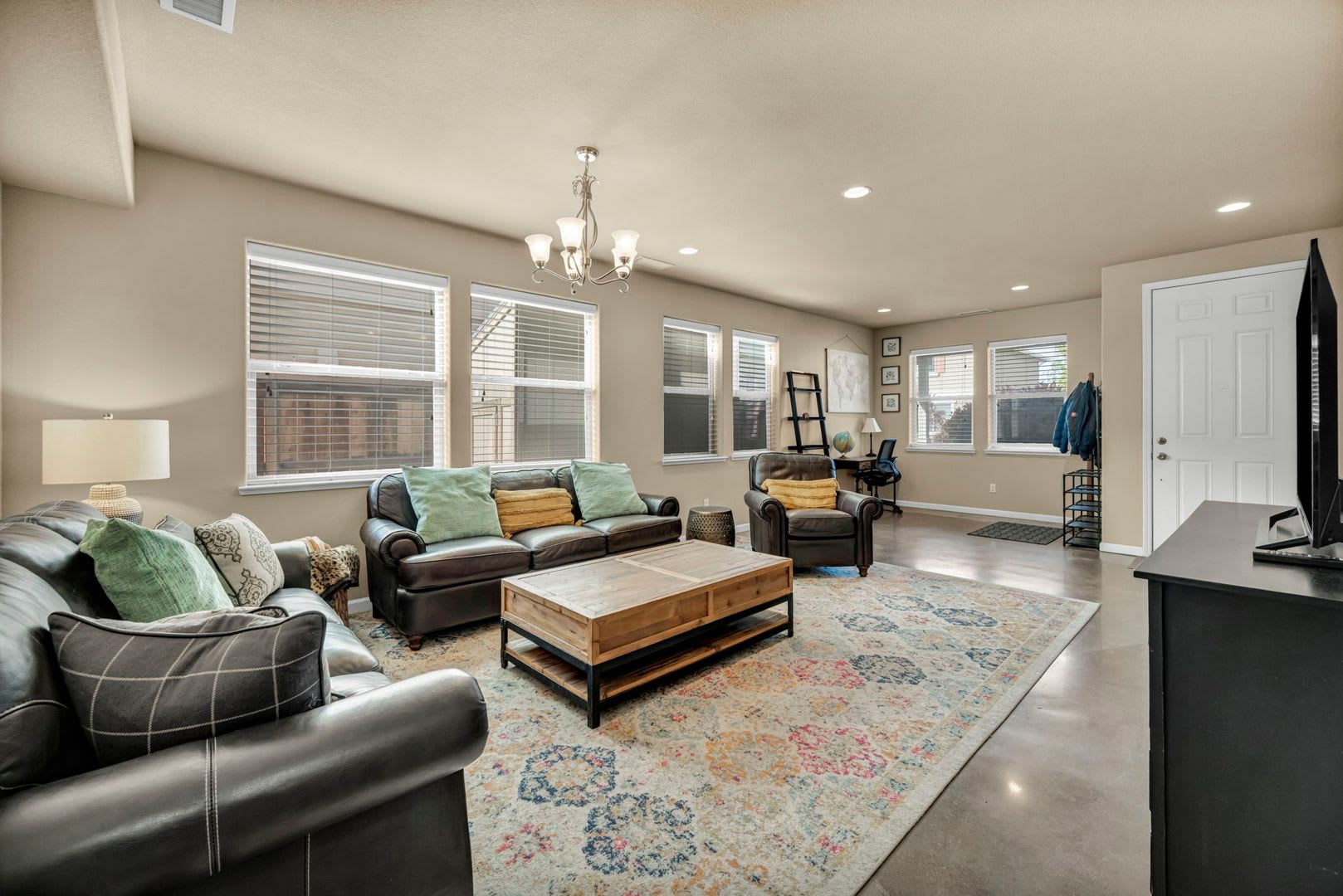 VALUE-PACKED 4 BEDROOM HOME WITH LARGE WALK-IN CLOSETS NEAR UNR – photo 1