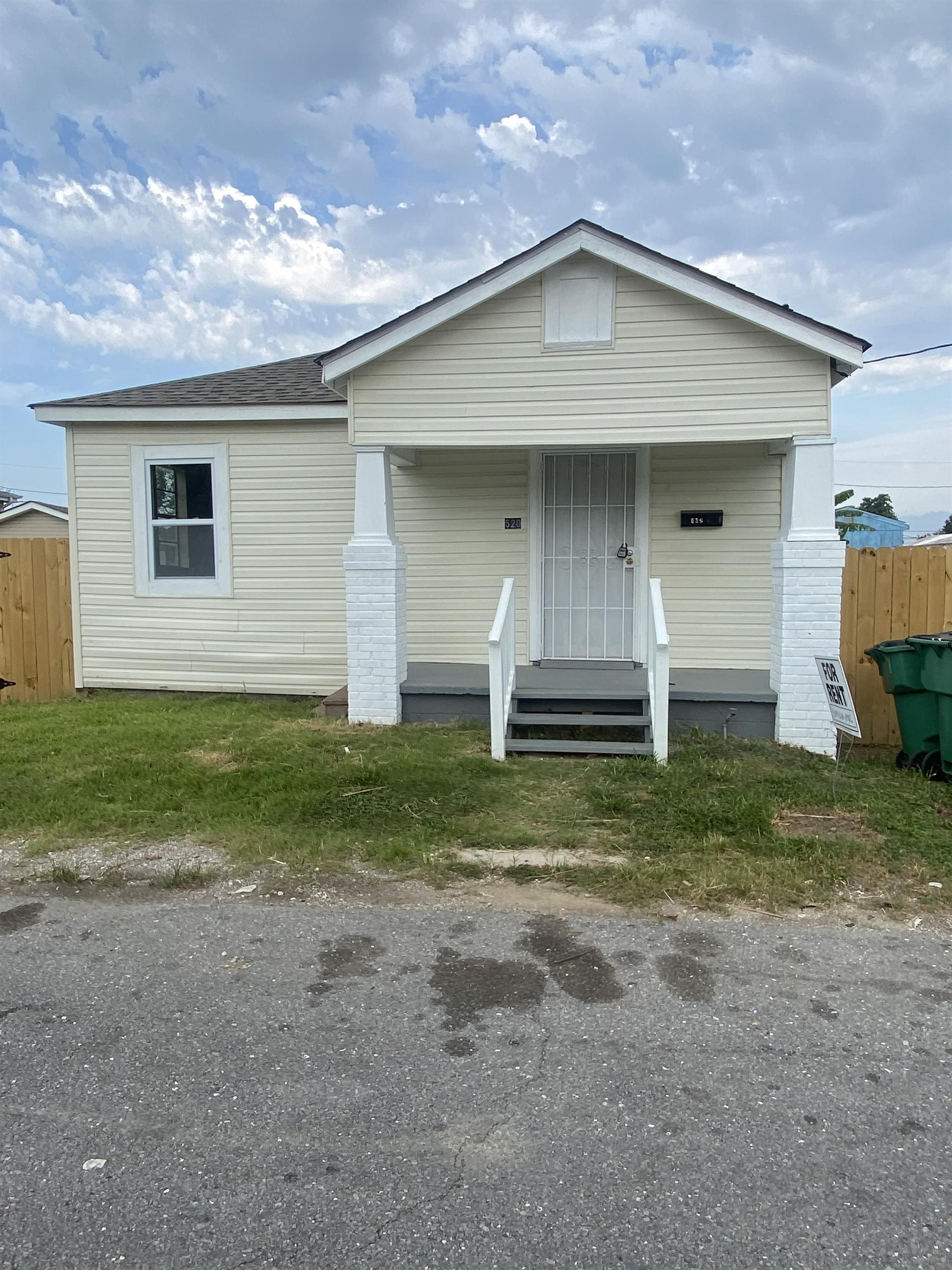 520 Robinson Avenue – photo 1 of 15