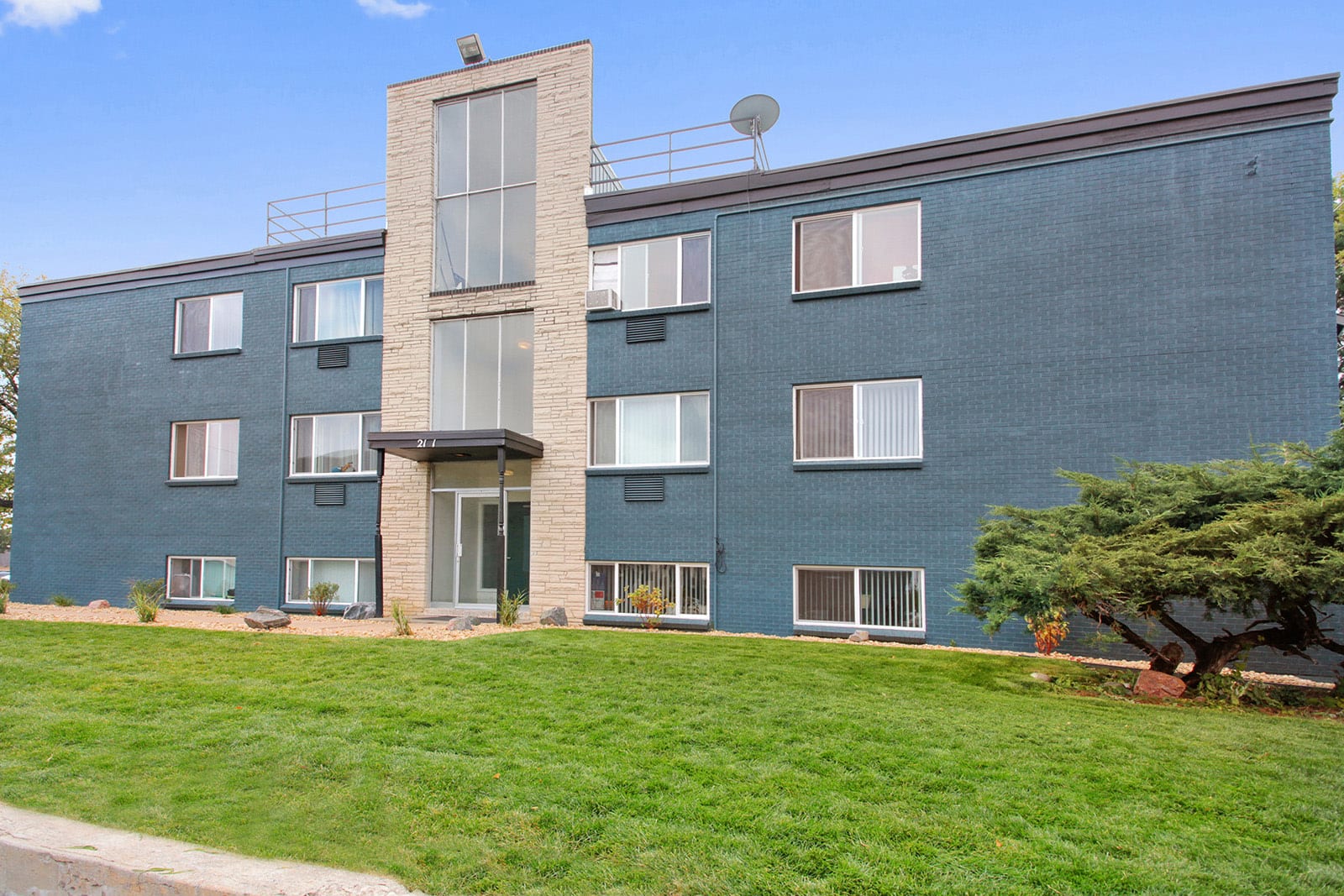 Stratford Plaza South – photo 1