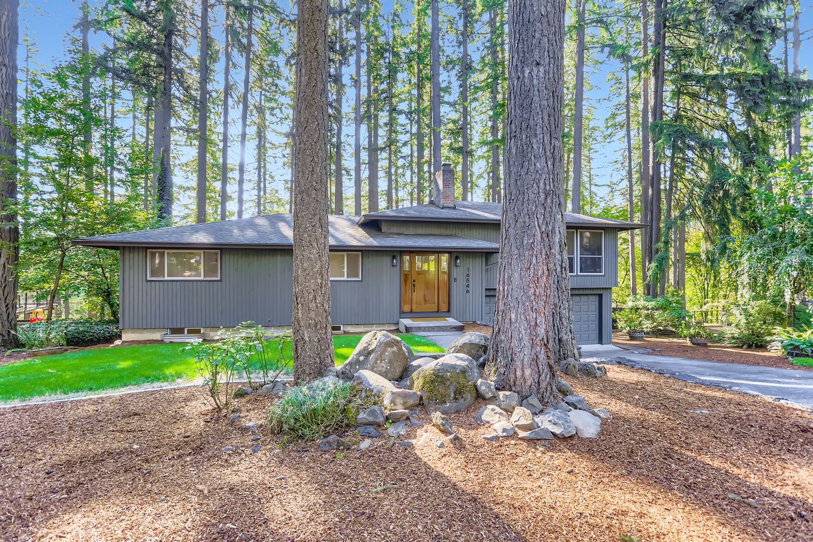 Beautifully Updated 4 Bed 3 5 Bath Mid Century Tri Level Backing To The Golf Course In Oregon City – photo 1 of 48