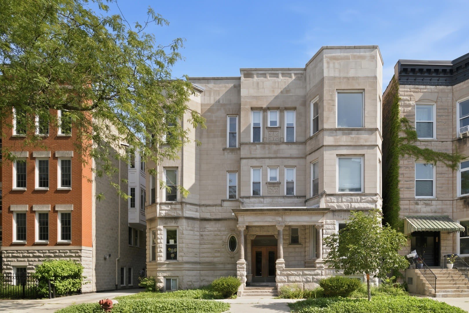 626 W Buckingham Place – photo 1