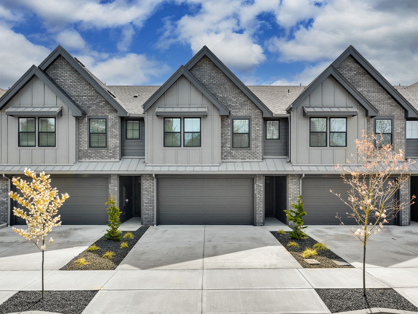 Luxury Townhome For Lease At The Courtyards At Hidden Crest 6919 Ne 132Nd Way – photo 1 of 162