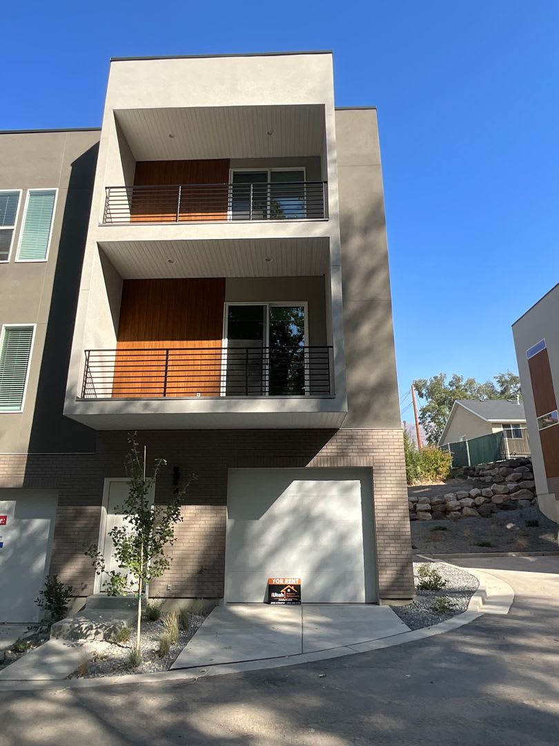 3 Bdrm 2 1 2 Bath 2 Car Garage Townhome Dog Friendly Coming Soon – photo 1 of 118