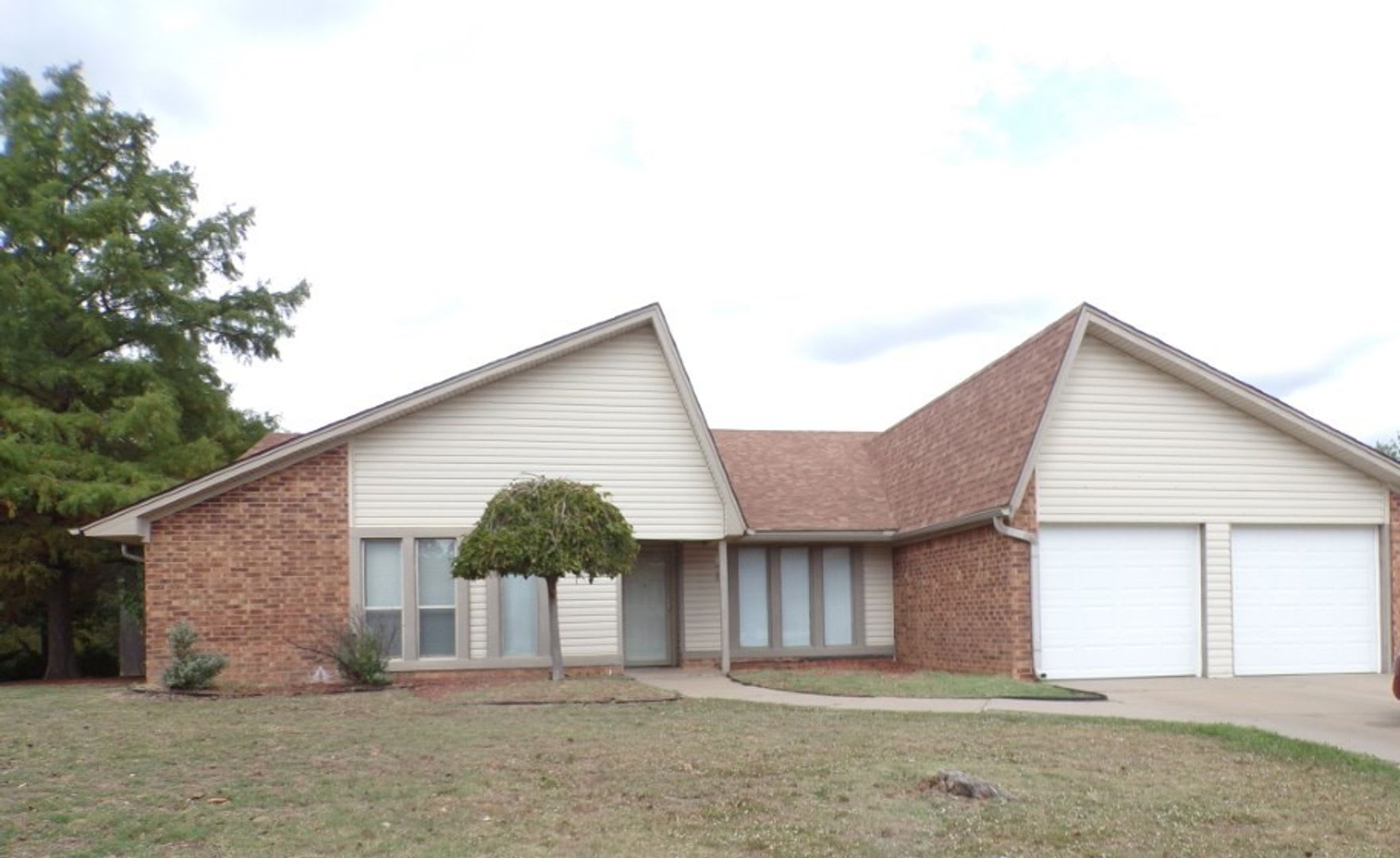 Large bedrooms, located on West side of town – photo 1