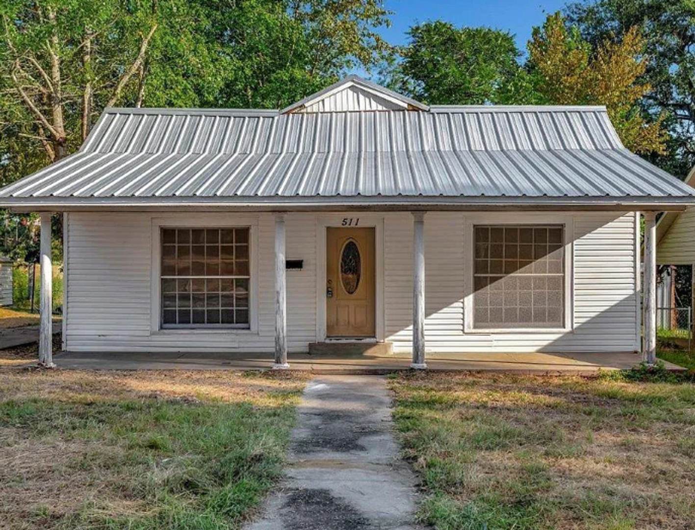 Cute 3 Bedroom 2 Bathroom Home! Available Now – photo 1 of 7