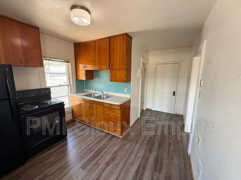734 W 10th – photo 1