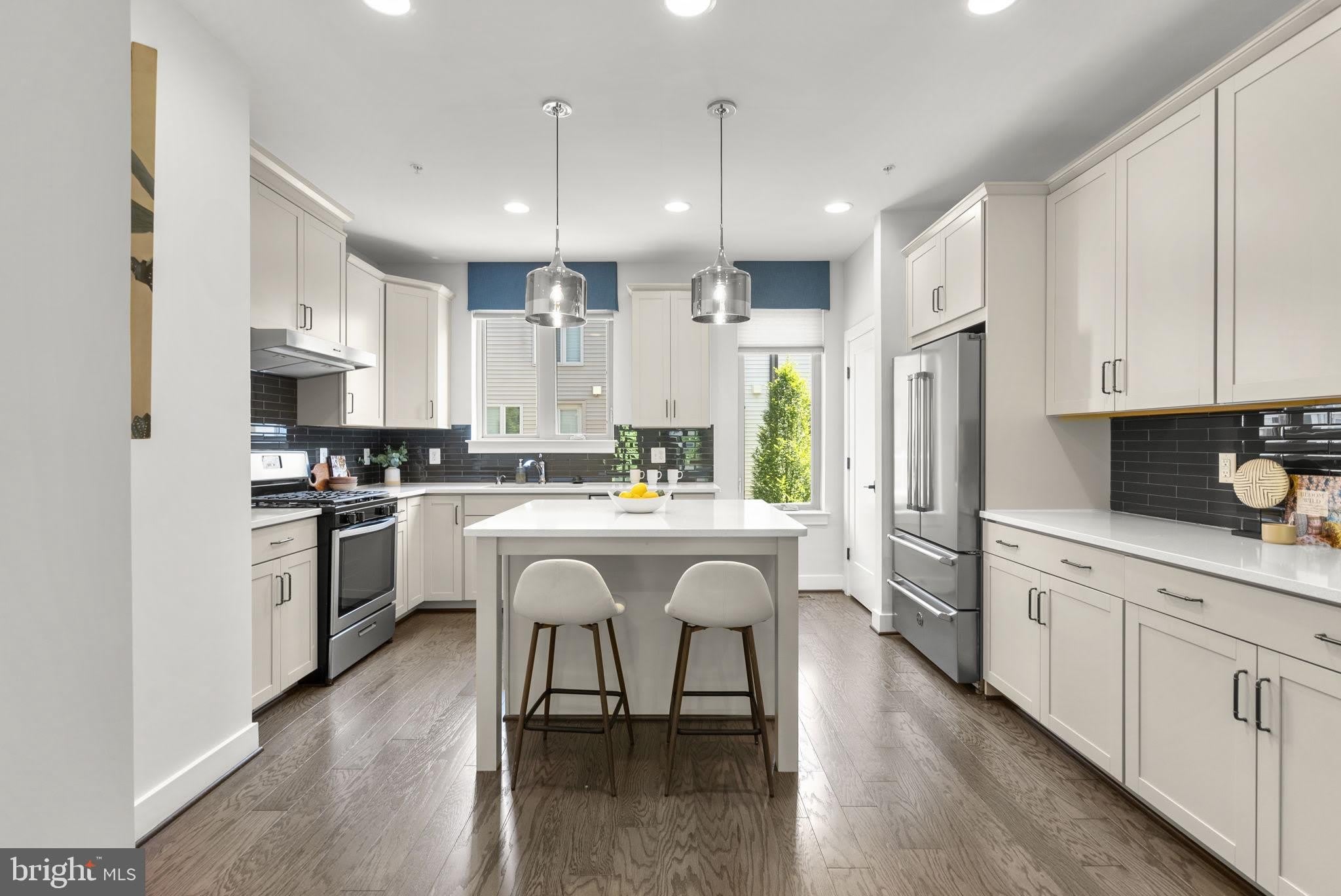 820 THOMPSON Crescent – photo 1