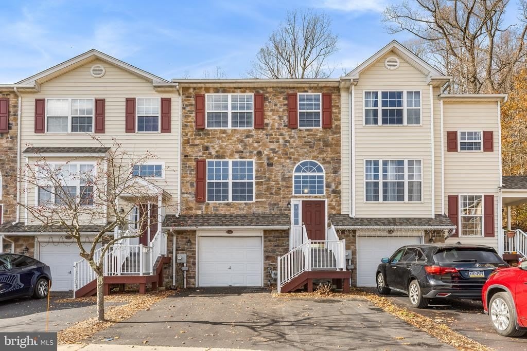 271 YORKTOWN COURT – photo 1 of 37