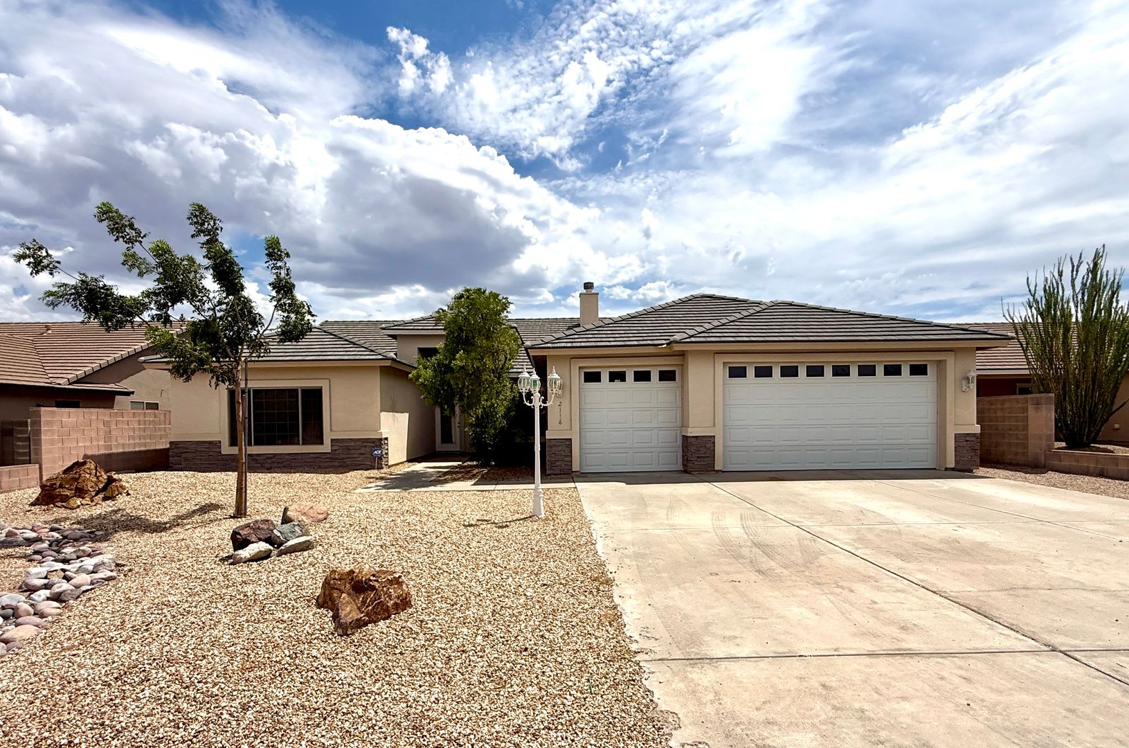 Beautiful 4 Bedroom Home With 3 Car Garage Hualapai Mountain Views In Walleck Ranch – photo 1 of 214