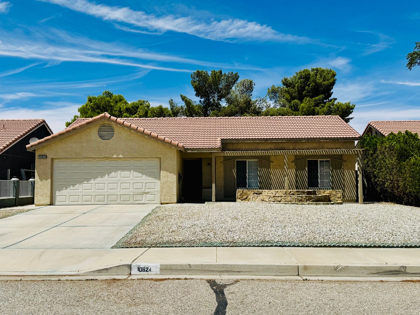 Adelanto Home- 3 Bedrooms, 2 Bathrooms, Laminate Floors, Large Back Yard – photo 1