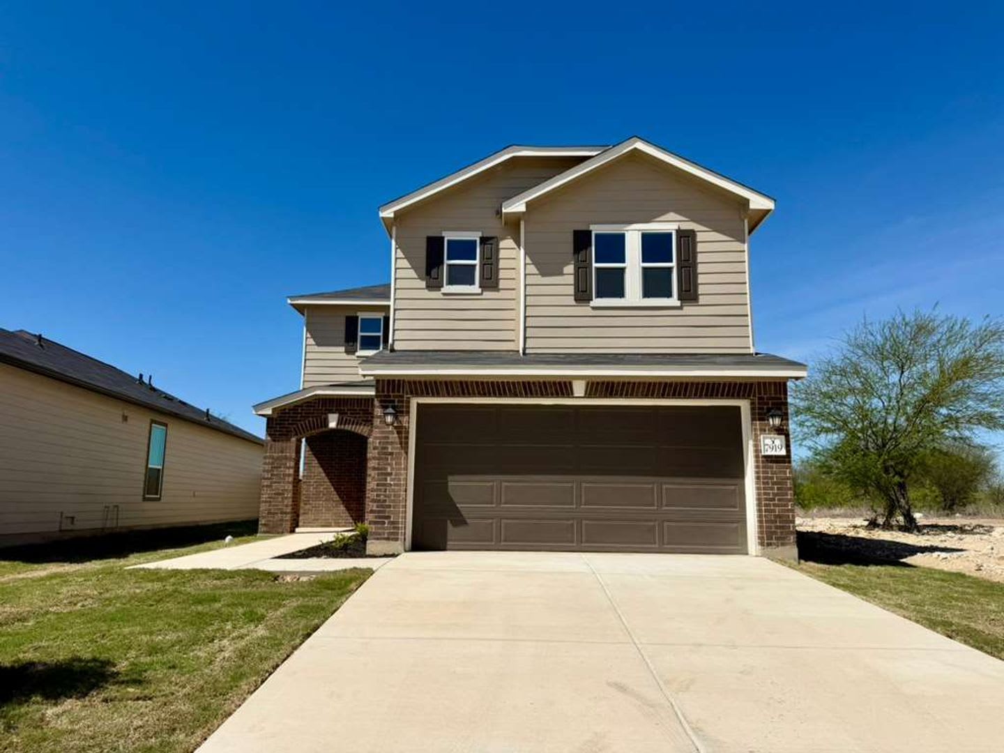 Modern Comfort Meets Style In Mariposa Manor – photo 1