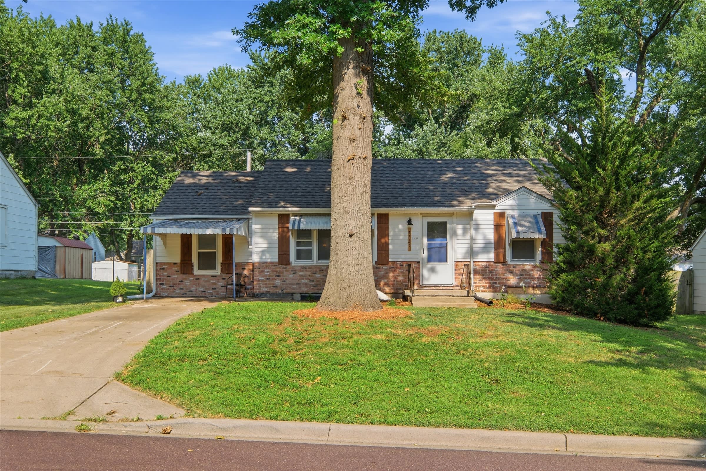 7725 Robinson Street – photo 1