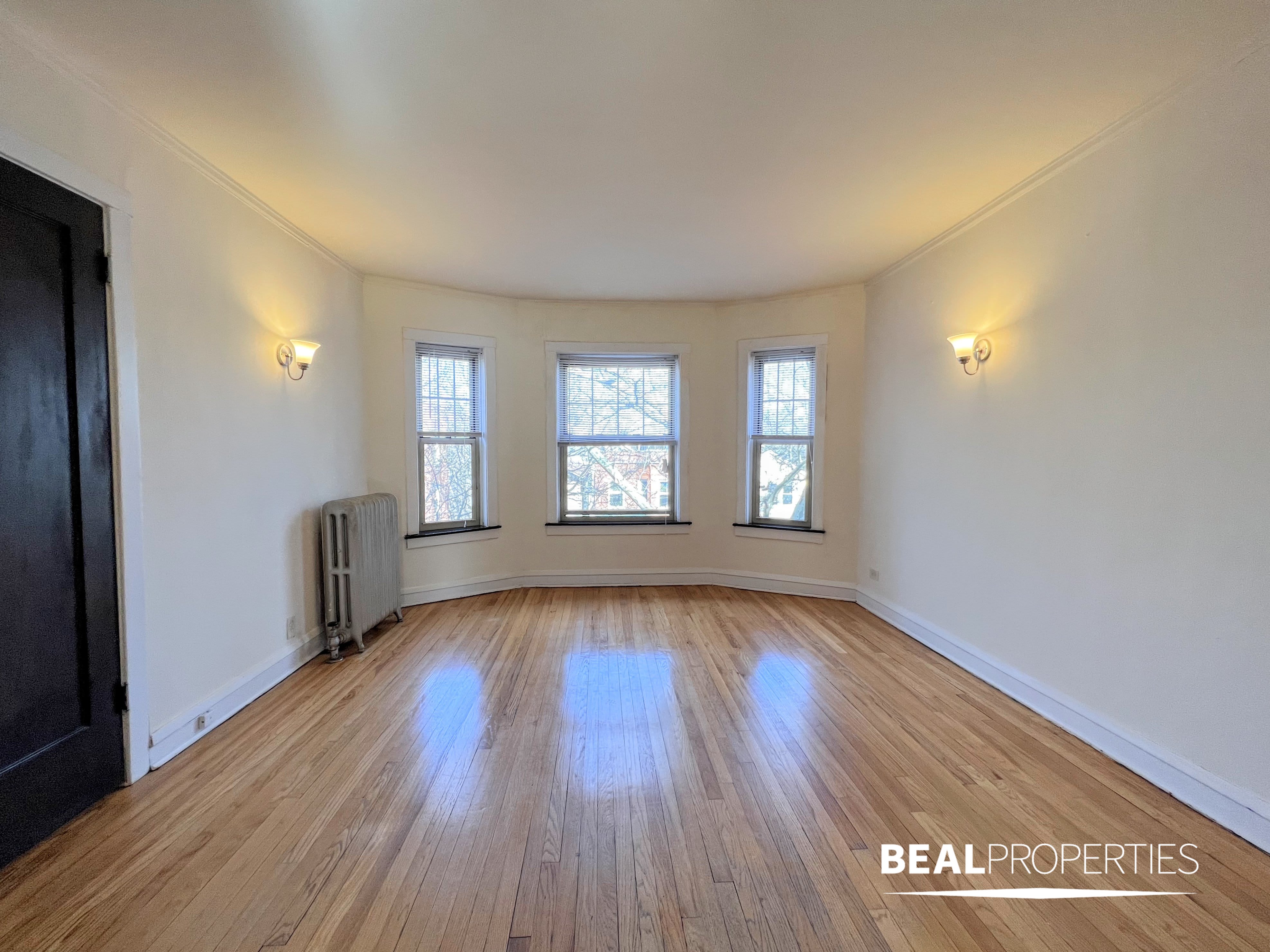 2100 W Ainslie St – photo 1