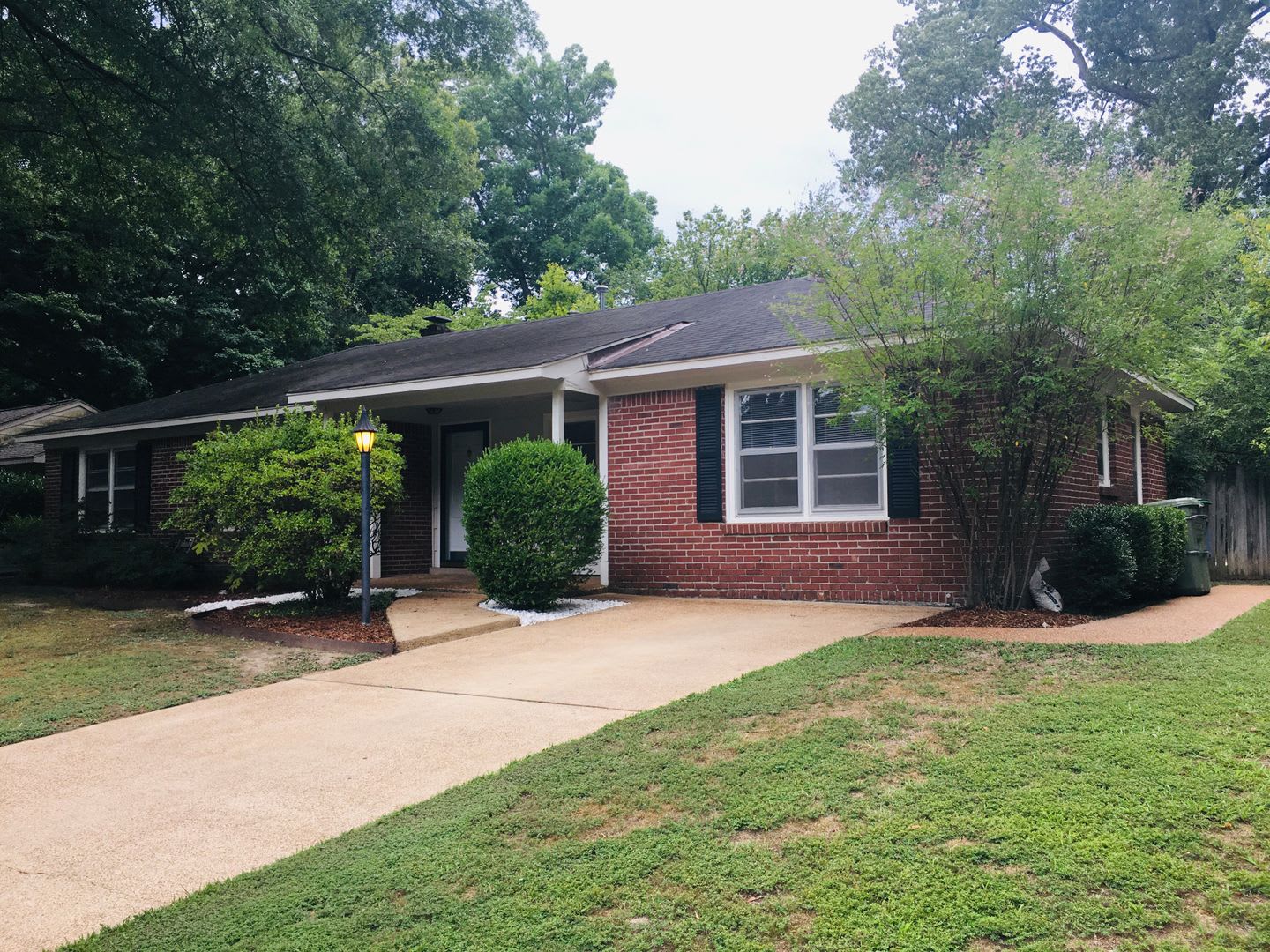 Charming East Memphis Home With Fully Fenced In Back Yard Over 1900 Sq Ft Of Living Space Pets Are Allowed Fees Apply – photo 1
