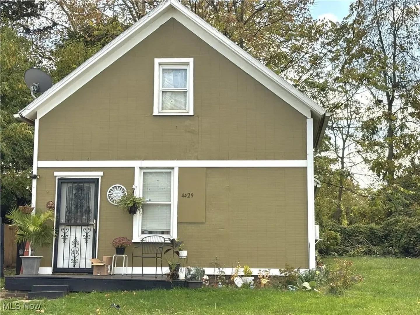 2-Bedroom Cozy Colonial House with an additional Space for Office – photo 1
