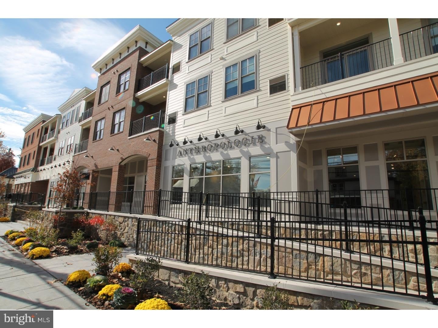 200 N SYCAMORE Street – photo 1