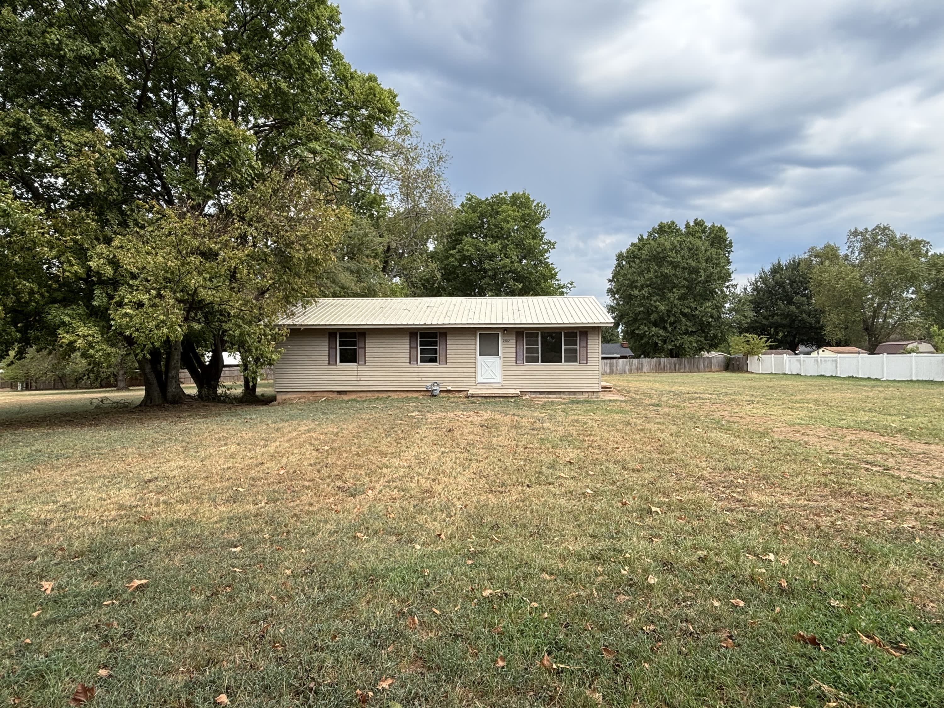 2702 W COMMERCIAL ST – photo 1 of 23