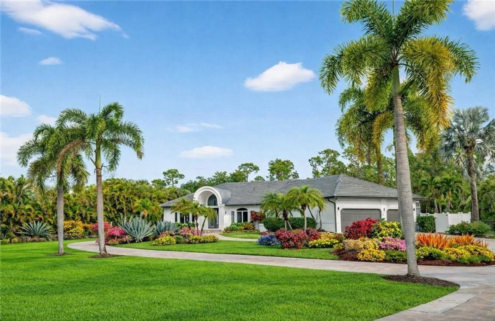 Pet Friendly Livingston Woods Magnificent 3 Den 2 5 Bath 3 Car Home 2 5 Acre Lot Unfurnished – photo 1