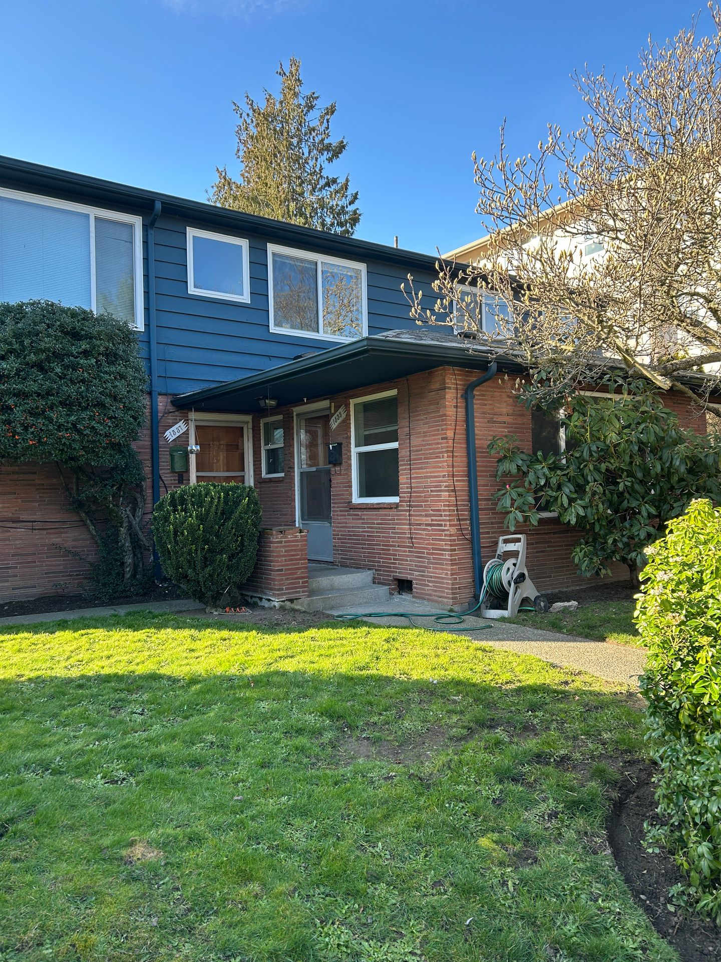 North Admiral 1BR, Small 4-Unit Building, Top Floor! – photo 1