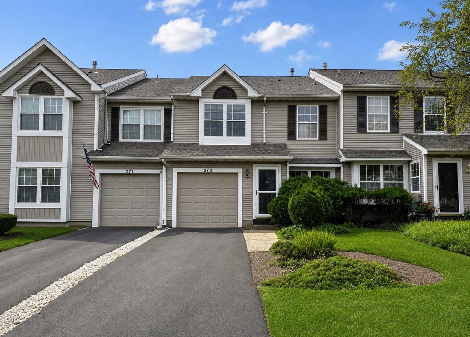 Newtown Grant Large Renovated Townhome 3 Beds 2.5 Bath Available Oct 1, 2026 – photo 1 of 17