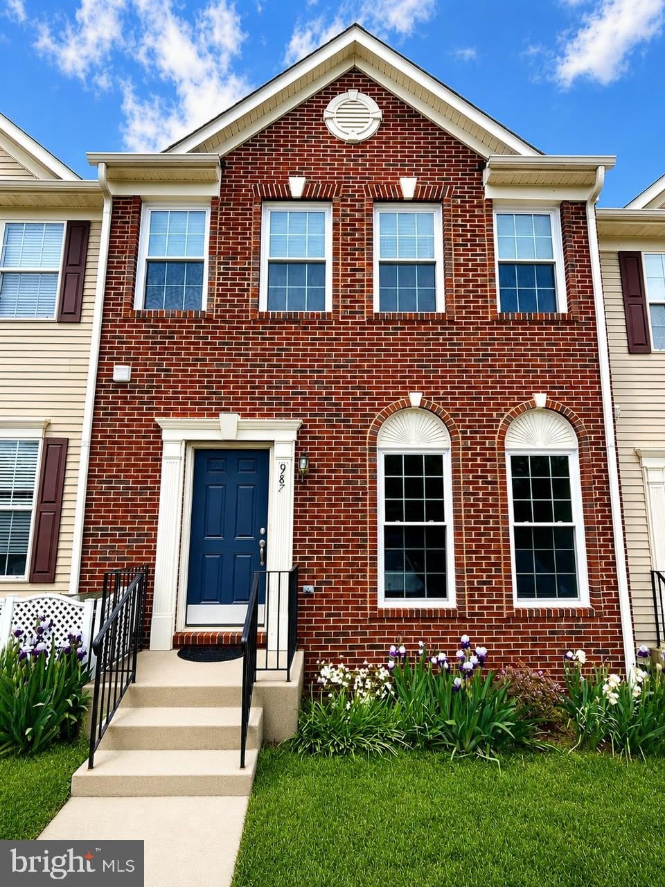 987 LONGVIEW Lane – photo 1 of 36