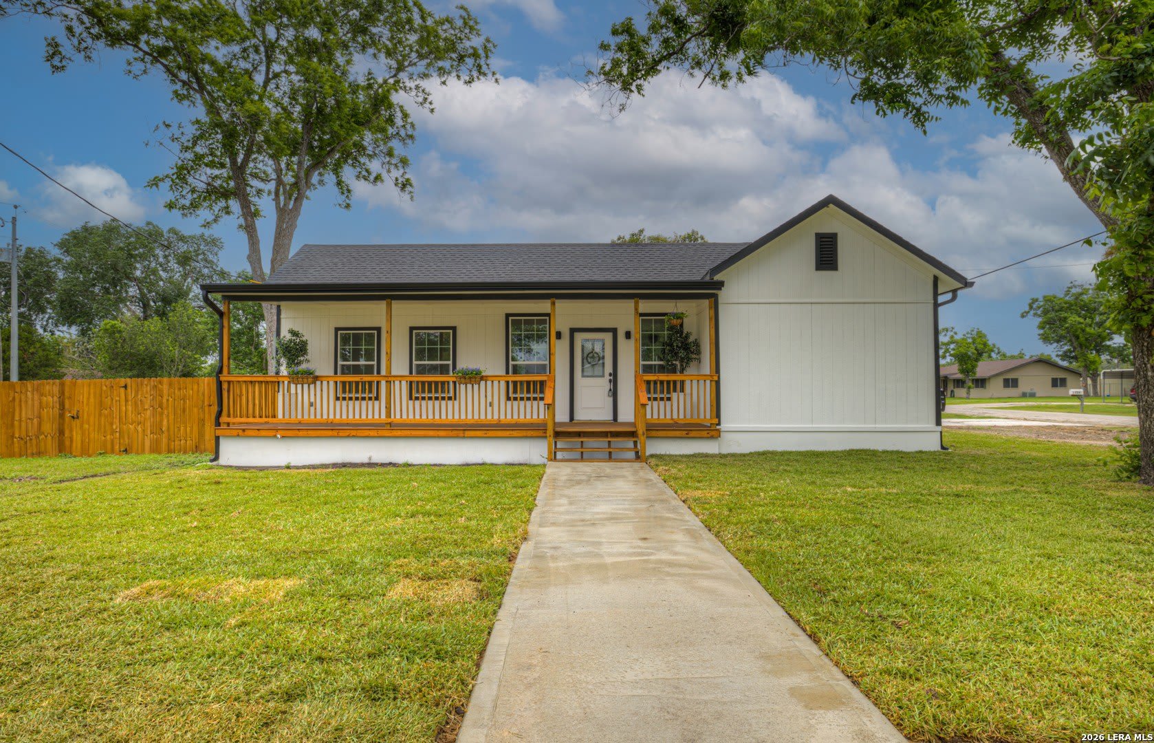 312 N Lavernia – photo 1 of 32
