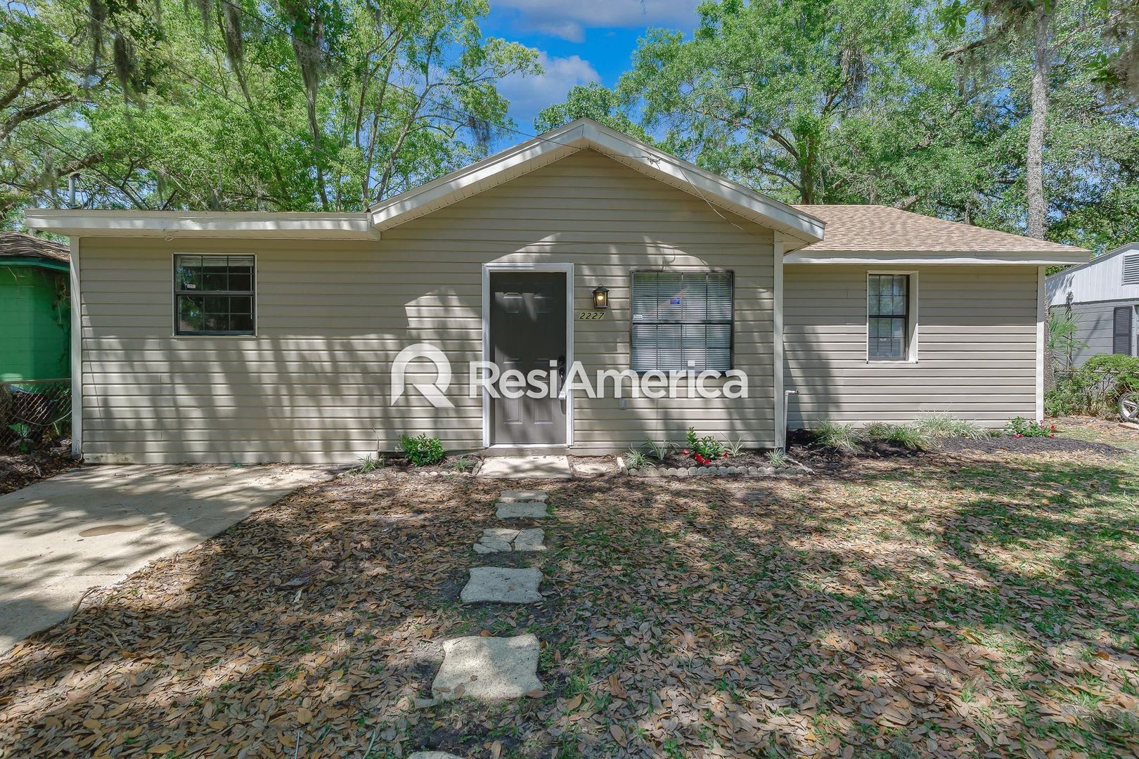 3BR/1B home in Jacksonville – photo 1