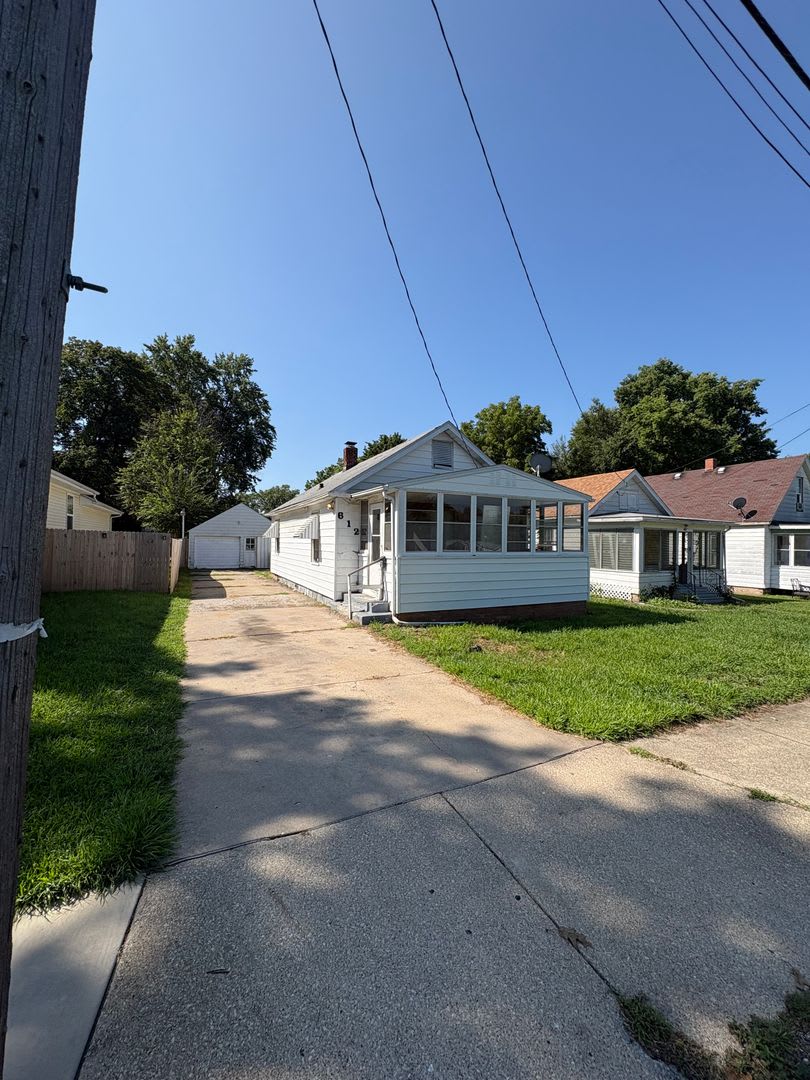 Freshly Turned 2-Bedroom House in Peoria — Move-In Ready, Appliances Included – photo 1