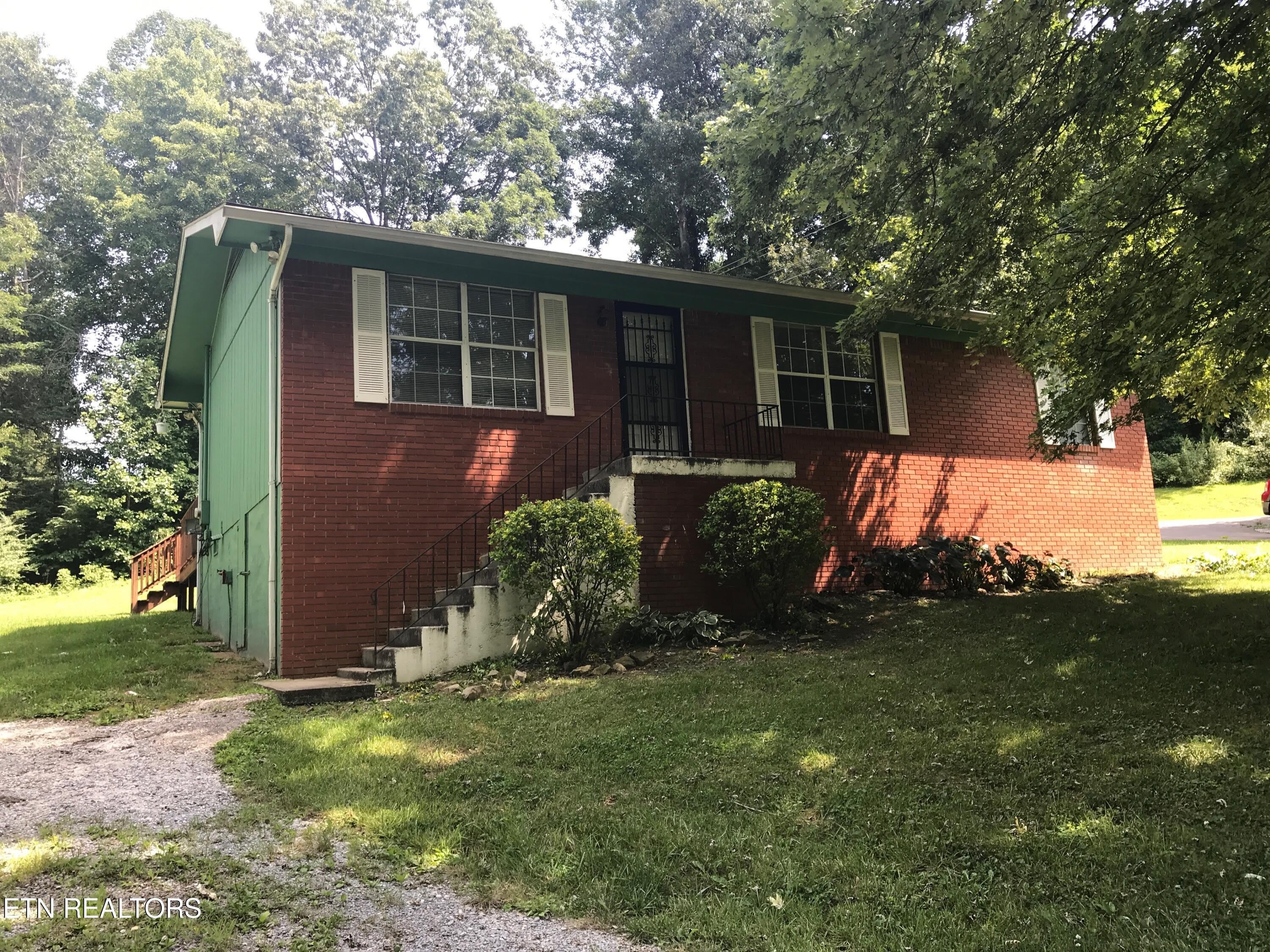 305 Reagan St – photo 1 of 10