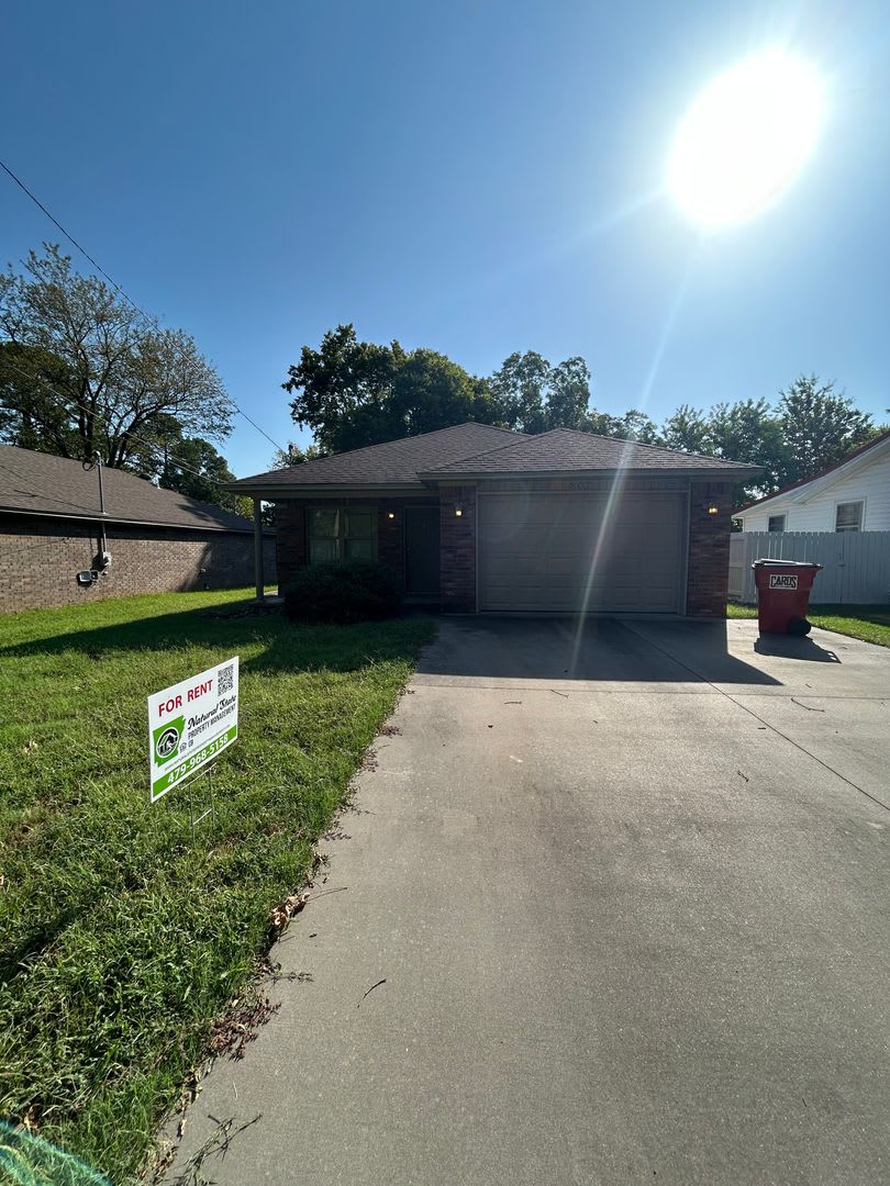 807 S 3rd St – photo 1 of 21