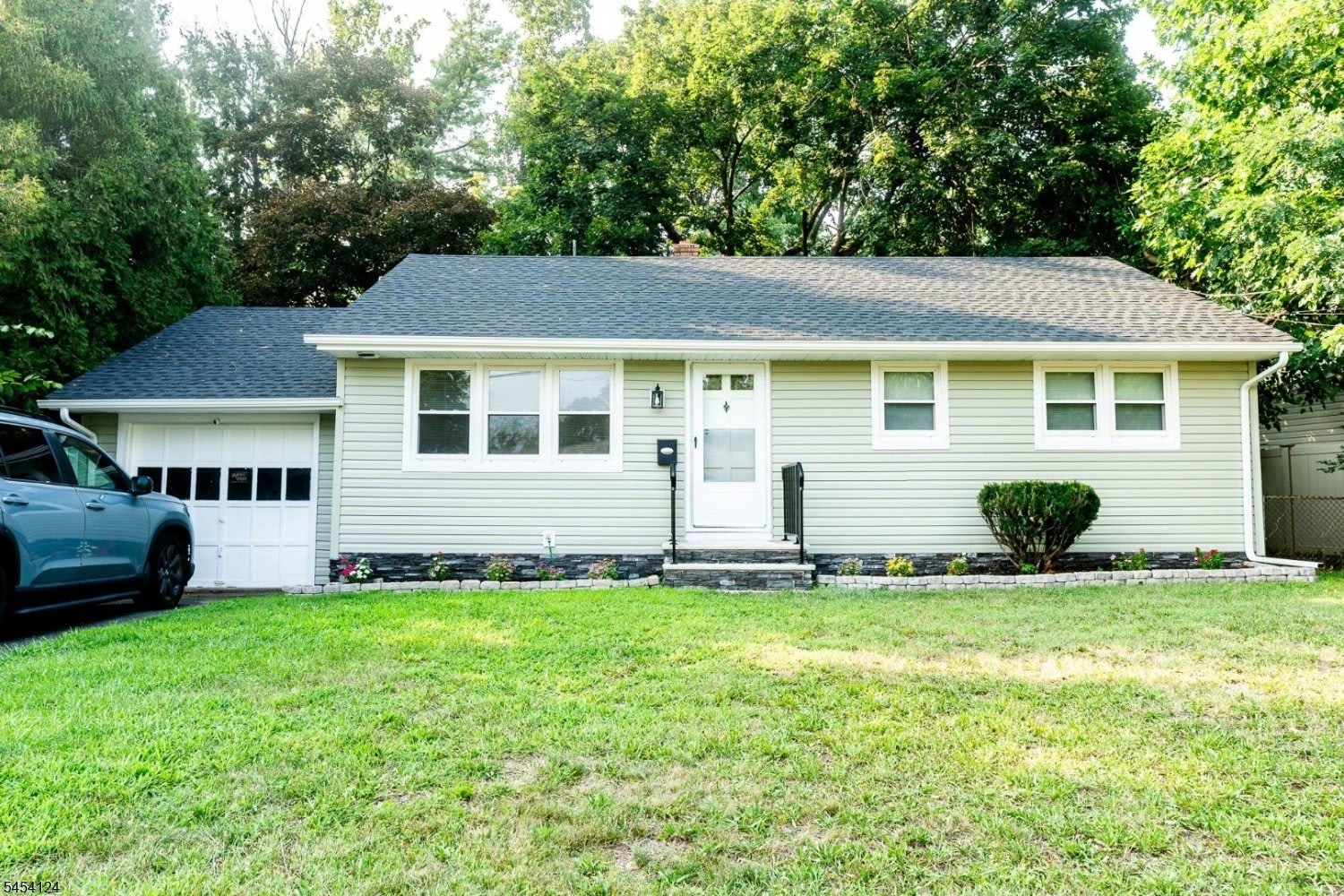 640 Warfield Rd – photo 1 of 23