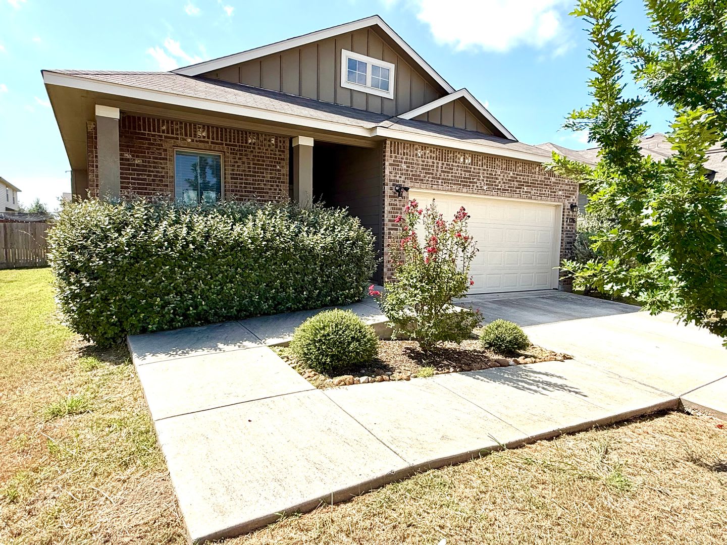 *MOVE IN SPECIAL* Spacious 4-Bedroom Single-Story Home with Modern Features & Open Living – photo 1