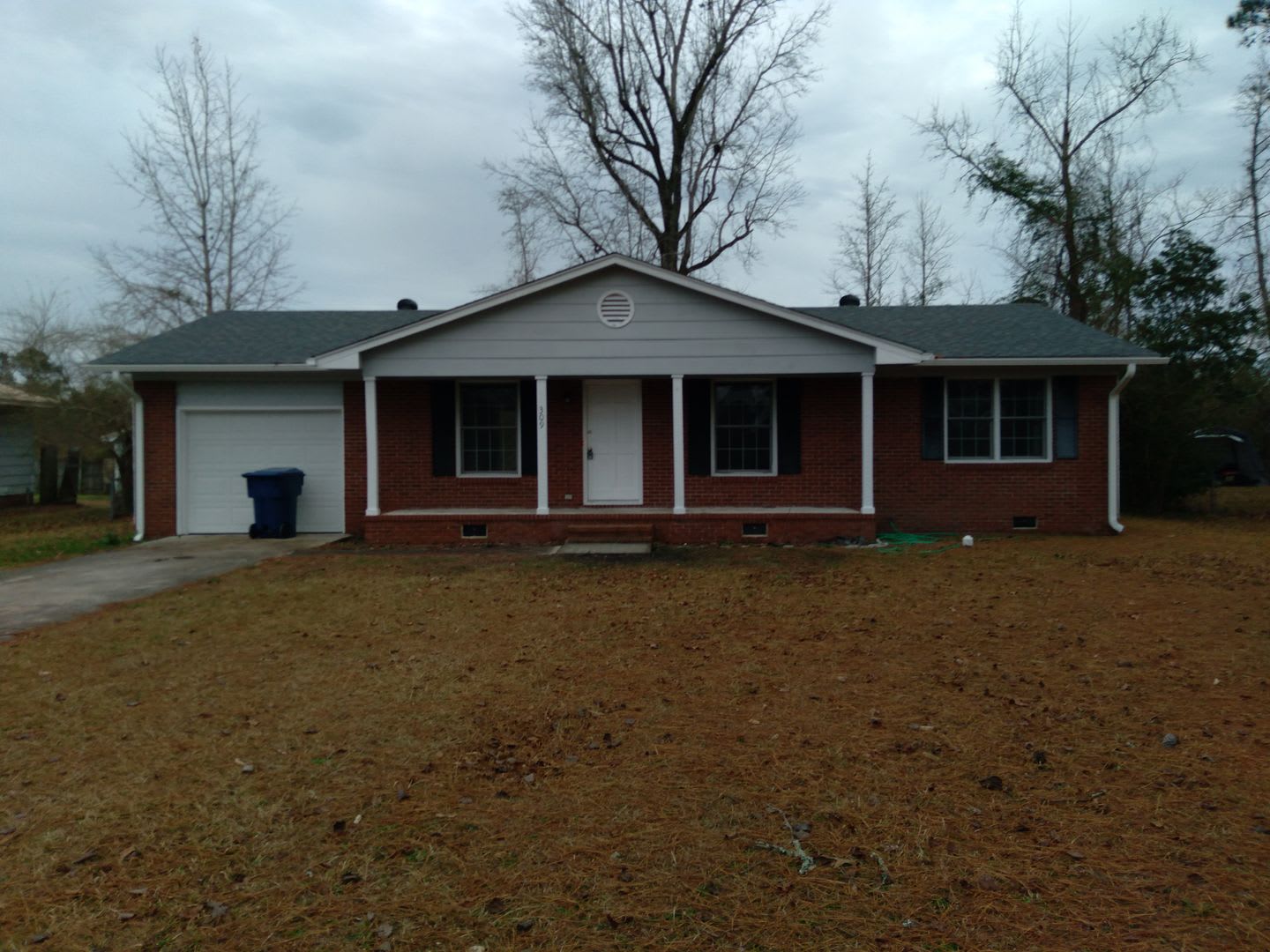 3 Bedroom, 1.5 bath house with one car garage – photo 1