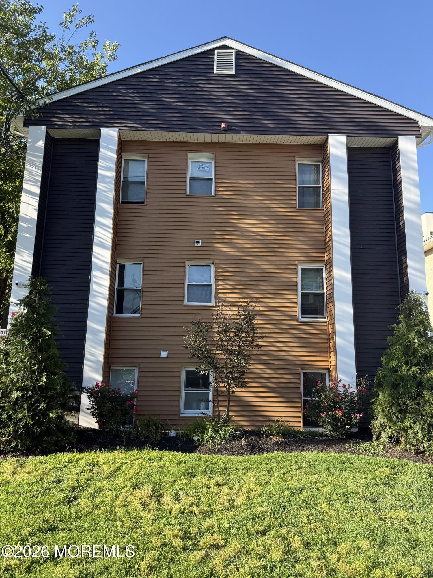 407 NE 8th Avenue – photo 1 of 9