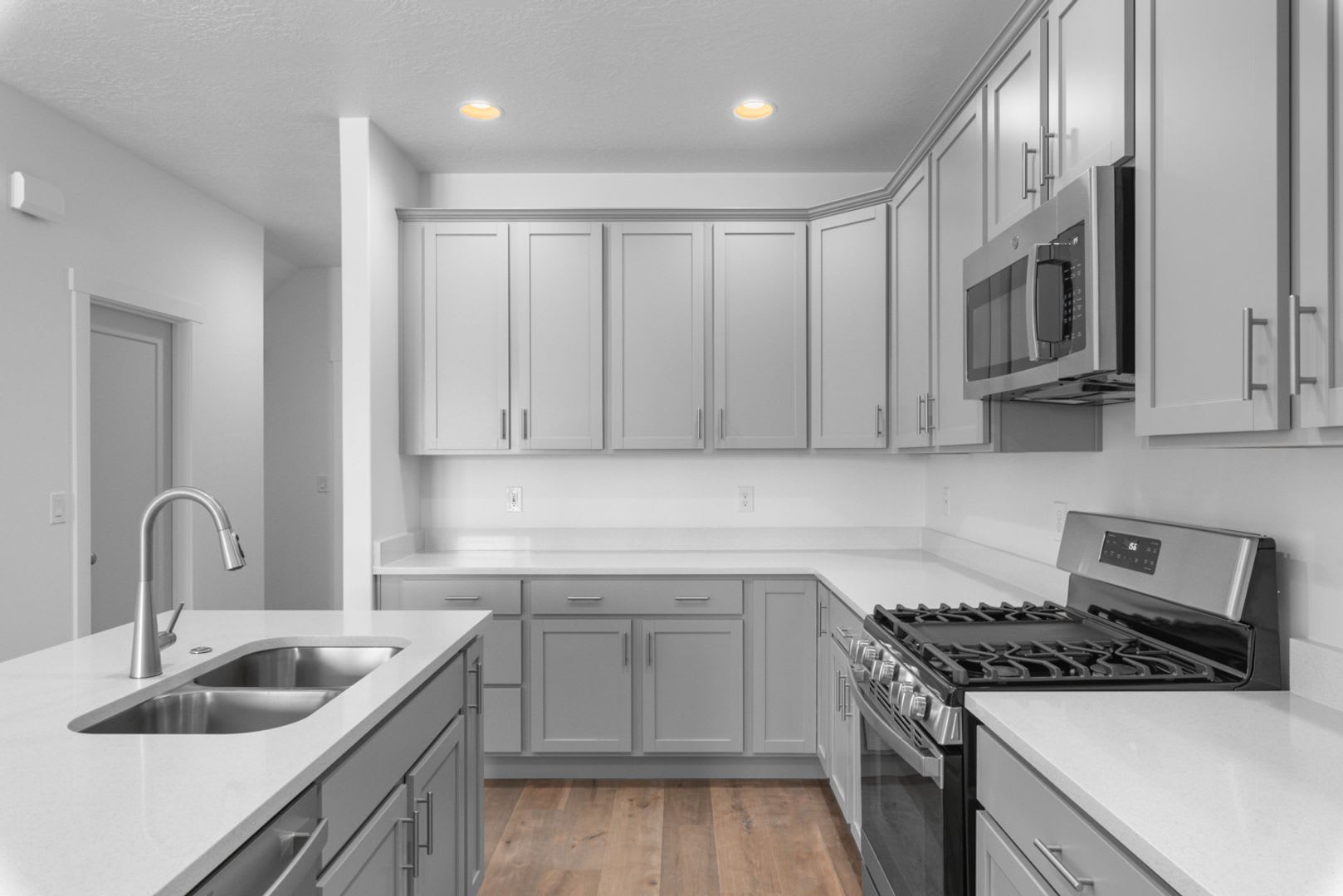 1 MONTH FREE RENT- 3 Bed 2.5 Bath South Jordan Townhome Available Now! – photo 1