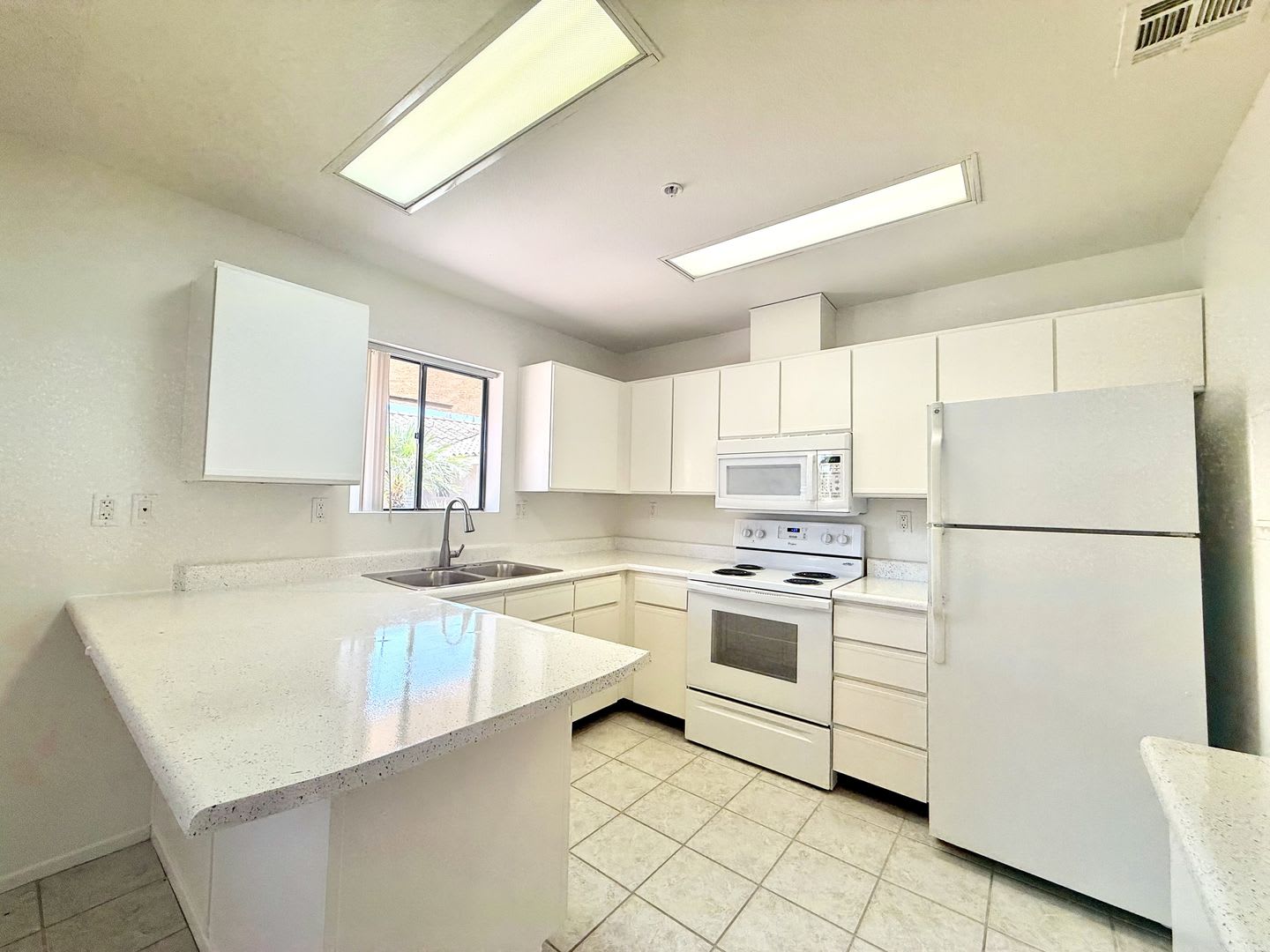 AVAILABLE NOW!! 1 Bedroom 1 Bathroom!! 55+ Apartment in Palm Desert – photo 1 of 12
