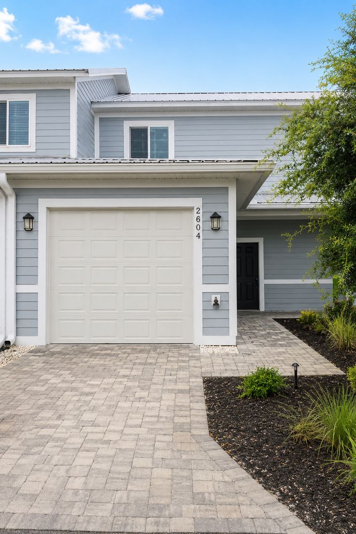 Stylish & Spacious Townhome Living in Winter Haven – photo 1