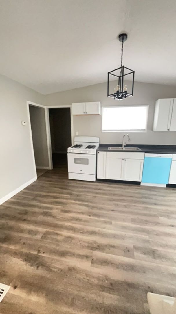 Spacious Newly Renovated 4 Bed 2 Full Bath Home Located Near Downtown! – photo 1
