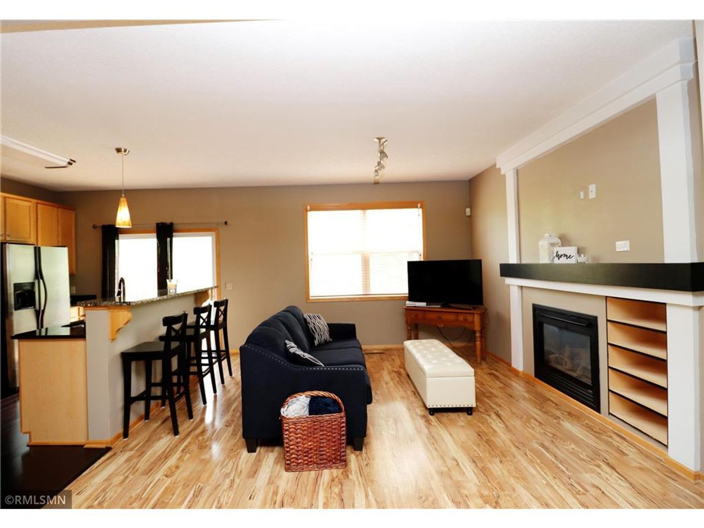 Spacious 4-Bedroom Townhome in Prior Lake for $2,850/month! – photo 1 of 28