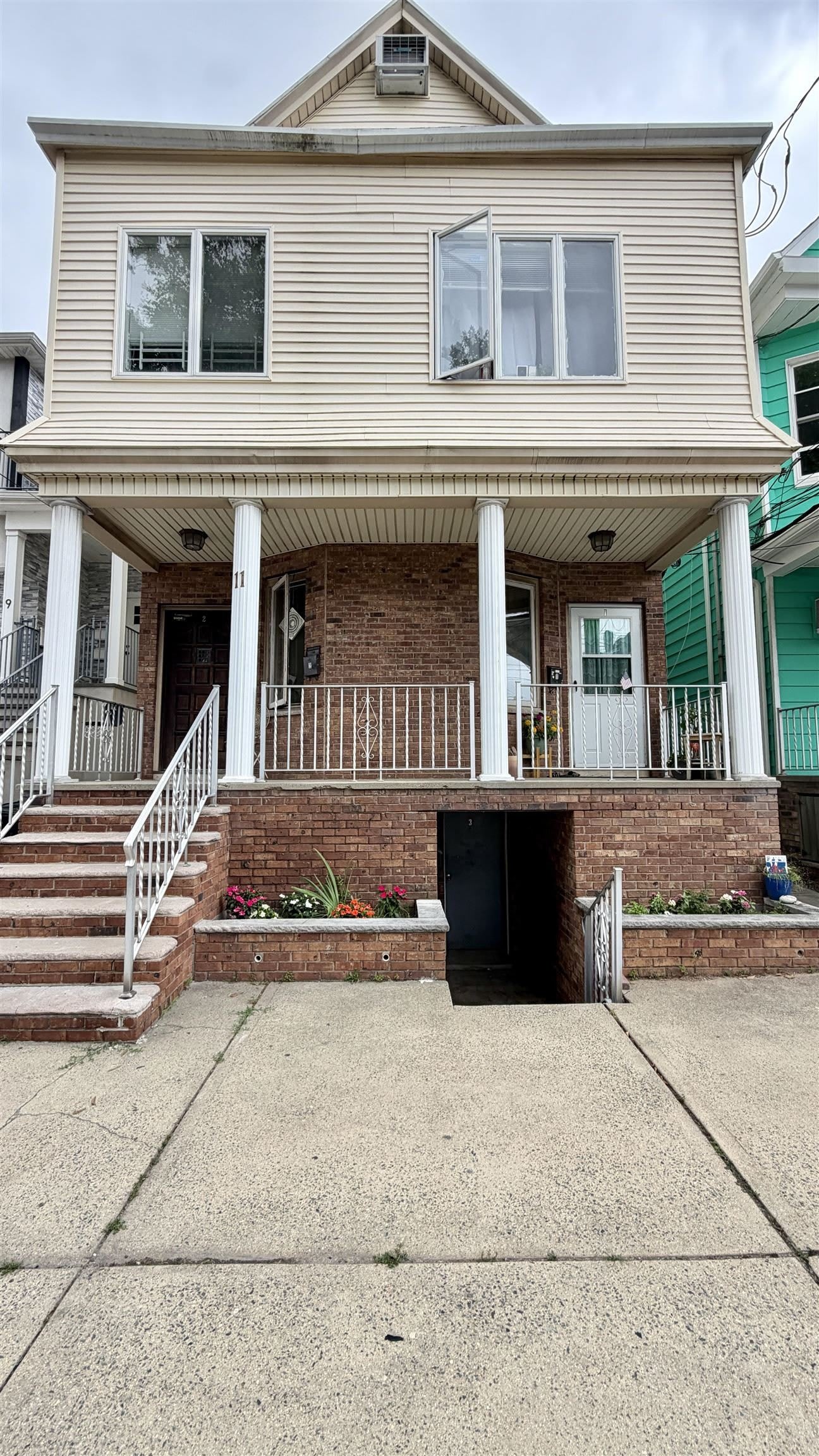 11 E 37Th St – photo 1 of 187