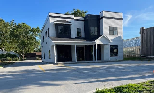 203 East Oak Street – photo 1 of 7