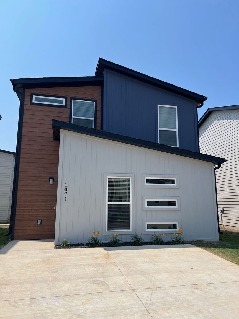 **FIRST THREE MONTHS $950.00** Featherston Village – photo 1