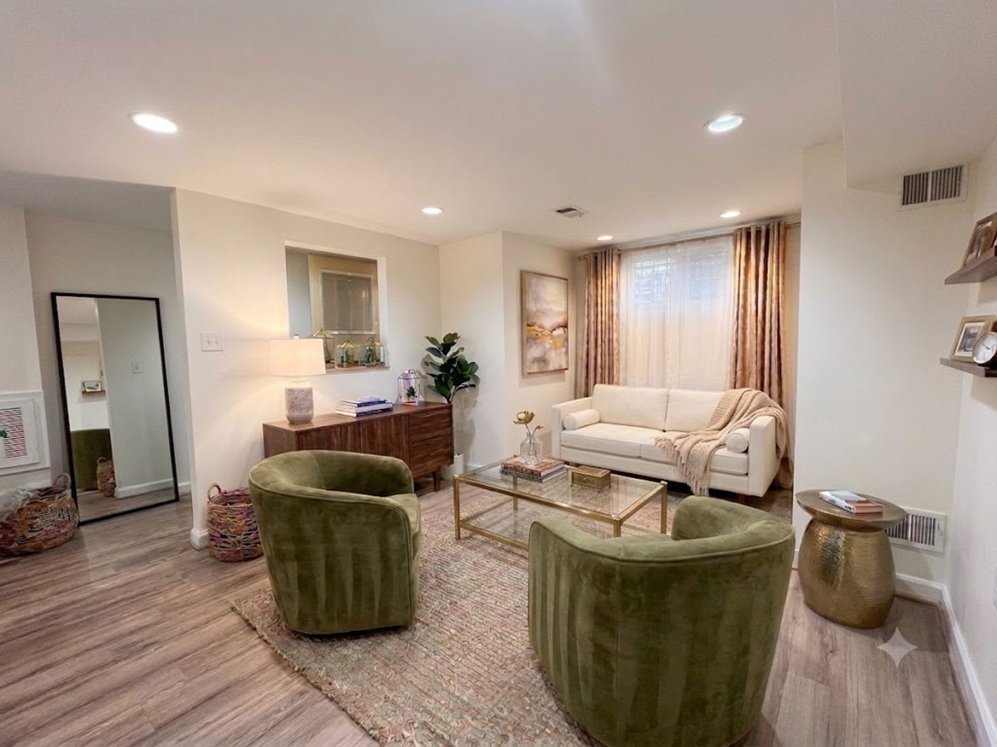 Columbia Heights 900 Sqft 2Bd 1Bth Townhouse English Bsmt Apt Shared Back Patio – photo 1