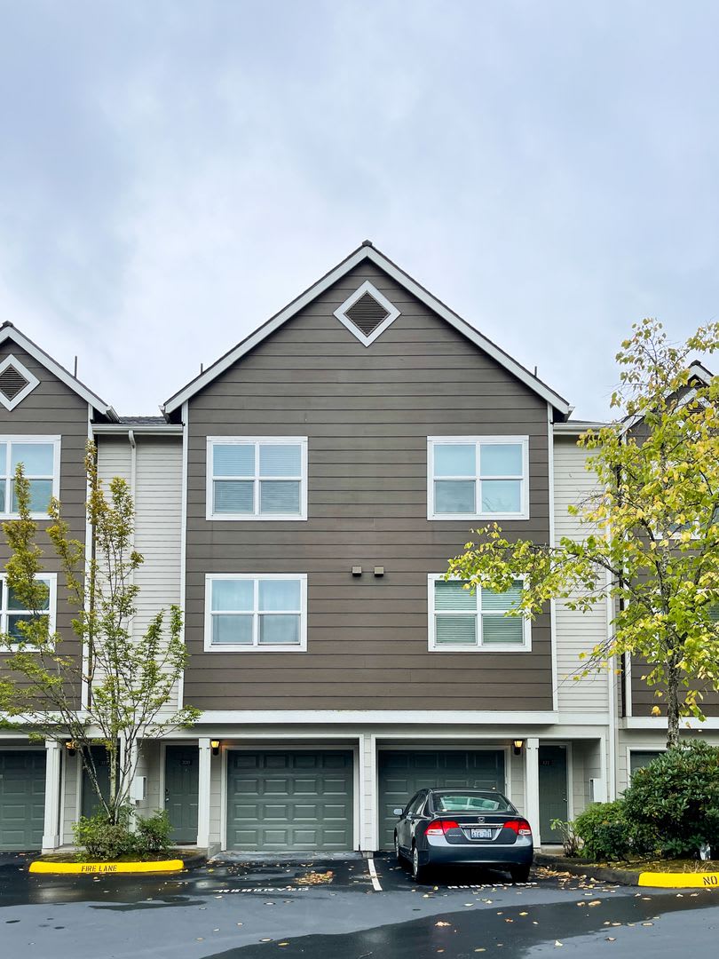 Lynnwood 3 Bedroom Townhome with Garage &amp; Pool – photo 1 of 19
